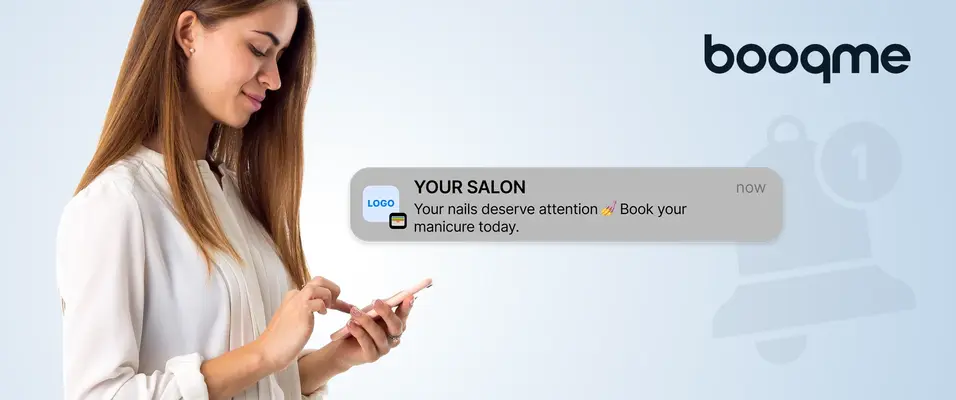 Žena si čte push notifikaci na mobilu z věrnostní karty